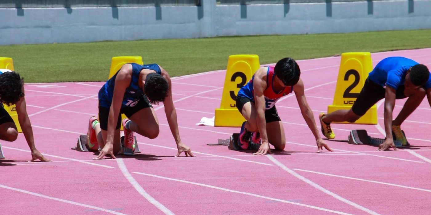Atleta escolar cae en el foso de arena en la prueba de salto de longitud